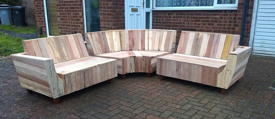 Outdoor Couch Set Made with Pallets | Wood Pallet Furniture