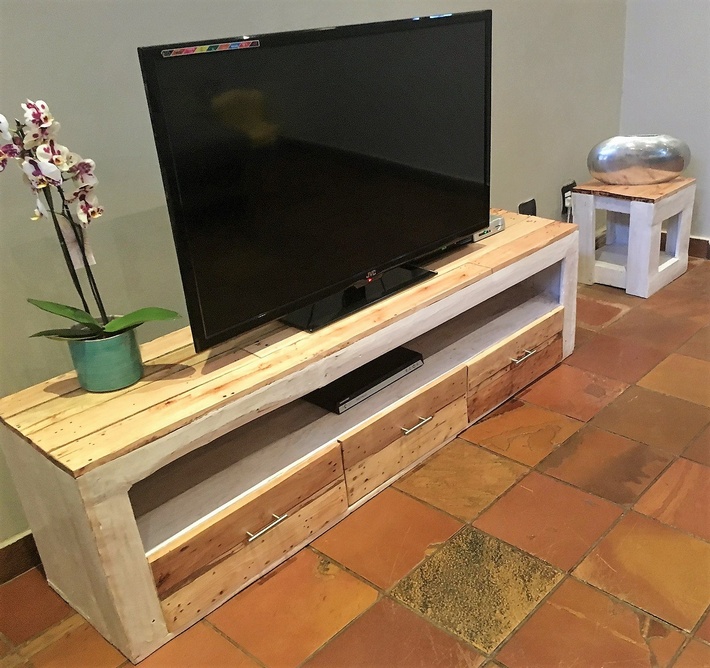 pallets-media-cabinet-coffee-table-2