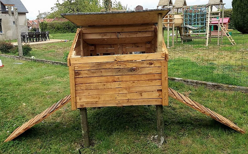 chicken coop ouf of pallets wood